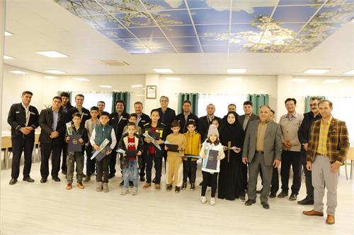 تقدیر از فرزندان ممتاز کارکنان توسط مدیران پتروشیمی لردگان