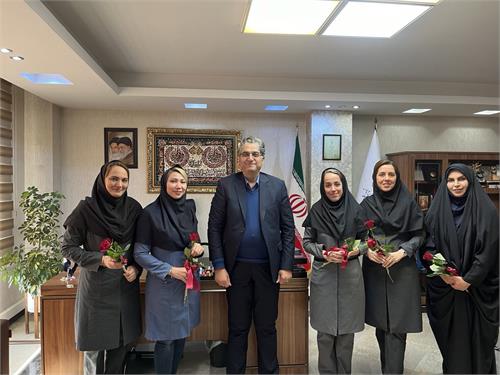 اهدای گل به بانوان شاغل در شرکت پتروشیمی لردگان به مناسبت ولادت حضرت فاطمه (س) و روز زن